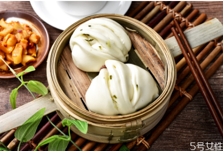 花卷為什么蒸出來(lái)發(fā)黃 花卷熱量高還是饅頭熱量高