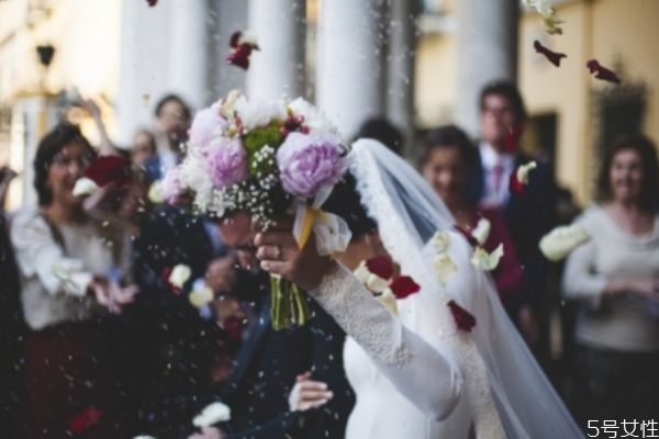 女人出軌后一定要離婚嗎 女人出軌離婚后悔的表現