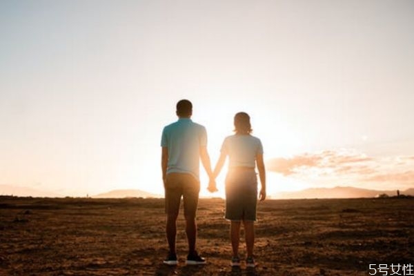 當(dāng)男生開(kāi)始對(duì)你有保護(hù)欲 成熟男人追女人的手段