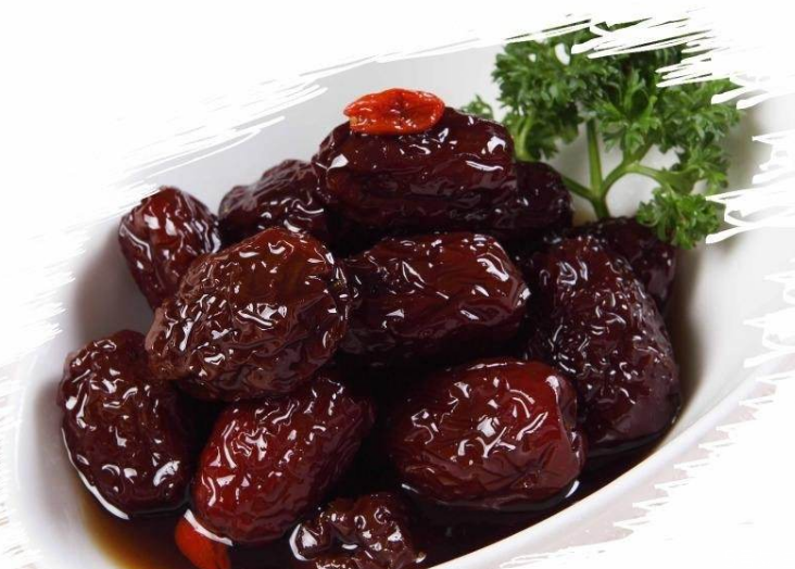 醉?xiàng)椧淮纬远嗌俸线m 孕婦能不能吃醉?xiàng)?/h1>

時(shí)間：2020-10-15 14:46:37 編輯：本站整理 0
分享至：



 c_4(); 
醉?xiàng)椧步芯茥?，是我?guó)北方地區(qū)的一種特色小吃，是將紅棗和白酒結(jié)合起來，封壇腌制，到冬天就可以開壇食用。由于浸泡過的棗含有酒精，一次吃多少合適呢。醉?xiàng)椧淮纬远嗌俸线m?建議吃20-30克左右即可。 雖然對(duì)于醉?xiàng)椧淮纬远嗌贈(zèng)]有具體的相關(guān)規(guī)定，但醉?xiàng)検且猿墒斓拇髼椇途茷樵牧辖?jīng)過腌制而成的一種小吃，不僅保留了大棗的營(yíng)養(yǎng)成分及色型，并且棗香與酒香相融，使醉?xiàng)椀奈兜狼宕挤曳?、甘甜酥脆，具有?dú)特的風(fēng)味，是一種口感較佳的小吃，很容易一次食用過多。 但因?yàn)樽項(xiàng)検鞘褂酶邼舛鹊陌拙齐缰贫傻?，其中的酒精含量也較高，要是一次食用過多，可能會(huì)引起酒醉現(xiàn)象，因此建議醉?xiàng)椧淮纬?0-30克左右即可。孕婦能不能吃醉?xiàng)?不建議吃。 由于醉?xiàng)検鞘褂酶邼舛鹊陌拙齐缰贫?，含有較高的酒精成分，而酒精容易影響胎兒發(fā)育，嚴(yán)重時(shí)甚至可以引起畸形，因此為了胎兒的健康，在懷孕期間的人群需要避免喝酒及其他含有酒精的食物。醉?xiàng)椀墓πШ秃锰?br/>1、提高身體免疫力醉?xiàng)棻Ａ袅思t棗的大部分營(yíng)養(yǎng)成分，它能促進(jìn)人體內(nèi)白細(xì)胞的再生，也能清理血清中的膽固醇，更能保護(hù)干燥，除此以外它還含有一些可以抑制細(xì)胞癌變的天然成分，能促進(jìn)癌細(xì)胞上正常細(xì)胞轉(zhuǎn)變，平時(shí)經(jīng)常食用，既能防癌抗癌，又能提高人體免疫力。2、預(yù)防貧血和骨質(zhì)疏松平時(shí)多吃醉?xiàng)椖芪肇S富的鈣和鐵，這兩種物質(zhì)既能提高骨骼密度，又能促進(jìn)血紅細(xì)胞再生，它們對(duì)預(yù)防人類高發(fā)的骨質(zhì)疏松和貧血都有明顯作用，特別是處于更年期的女性，以及處于生長(zhǎng)發(fā)育高峰期的青少年，都經(jīng)常會(huì)發(fā)生骨質(zhì)疏松與貧血，這時(shí)可以多讓他們吃一些醉?xiàng)?，就能有效預(yù)防這些不良癥狀的發(fā)生。3、預(yù)防膽結(jié)石醉?xiàng)椫羞€有多種對(duì)人體有益的維生素，其中維生素c的含量比較豐富，這種物質(zhì)被人體吸收以后，可以促進(jìn)人體內(nèi)多余的膽固醇轉(zhuǎn)化成膽汁酸，能減少它們?cè)谌梭w內(nèi)積存人體內(nèi)膽固醇減少，以后結(jié)石的形成幾率也會(huì)隨之減少，所以平時(shí)多吃醉?xiàng)椖苡行ьA(yù)防膽結(jié)石的發(fā)生。4、軟化血管醉?xiàng)椫泻刑烊坏奶J丁，這種物質(zhì)進(jìn)入人體以后，能軟化血管，也能促進(jìn)血液循環(huán)，它對(duì)人類高發(fā)的高血壓與高血脂都有一定預(yù)防作用，另外醉?xiàng)椷€能補(bǔ)益氣血，他對(duì)人類的氣血兩虛以及漫色暗黃也有一定緩解作用。醉?xiàng)椀闹谱鞣椒?/h3>1.選擇質(zhì)地較硬，成熟度高，沒有破損的紅棗，洗凈風(fēng)干備用；2.將度數(shù)較高的白酒倒在大碗中；3.用沒有沾過油的筷子，夾著紅棗在白酒中蘸一下，然后將其放到陶瓷壇中或玻璃瓶里；4.將盛滿蘸過白酒的紅棗的容器密封，置于陰涼處保存即可 

 b_4(); 


石榴汁可以加牛奶嗎 榨石榴汁需要加水嗎
下一篇:很抱歉沒有了

網(wǎng)站首頁
返回欄目

標(biāo)簽：棗紅棗酒棗

相關(guān)文章

1小寶寶能吃紅棗嗎 兒童吃棗會(huì)導(dǎo)致早熟嗎浏览:3468 2催月經(jīng)吃什么來的最快 紅棗桂圓催月經(jīng)嗎浏览:1万+ 1青棗泡酒可以用白酒嗎 青棗泡酒多少度好 2做蜂蜜紅棗茶的注意事項(xiàng) 蜂蜜紅棗茶的好處 3蜂蜜紅棗茶的功效 蜂蜜紅棗茶的做法 4脆冬棗怎么做的 脆冬棗的做法是什么 5南瓜粥用電飯煲怎么煮 小米南瓜紅棗粥怎么做 6酸棗糕怎么做好吃 酸棗糕的簡(jiǎn)單做法 


熱門文章
巴沙魚到底能不能吃？吃巴沙魚有什么危害嗎

C位是什么意思？明星站C位是什么意思娛樂圈中是非多，近期讓C位這個(gè)詞都火爆得不行。那么，C位是什么意思……
腌咸雞蛋一斤放多少鹽？腌咸雞蛋10斤需多少鹽？
豬各部位肉的名稱圖片全解
木耳要焯水嗎?木耳怎么焯水?
鮮百合吃多了會(huì)中毒嗎?鮮百合的吃法禁忌

貓咪能吃貓薄荷嗎 貓多大能吃貓薄荷
有貓屎咖啡嗎 貓屎咖啡為什么這么貴

低糖水果有哪些？十大低糖水果排行榜每種水果，都含有豐富的維生素、礦物質(zhì)和其他營(yíng)養(yǎng)元素，經(jīng)常吃對(duì)身體……
海螺怎樣吃才正確圖解？海螺哪里不能吃圖示
麥飯石鍋有害嗎？麥飯石鍋的危害
海螺哪個(gè)部位不能吃 海螺不能吃的部位圖解
干木耳過期了還能吃嗎？干木耳保質(zhì)期是多久？

絲瓜怎么吃減肥 為什么絲瓜能減肥

5H跟帖 
















網(wǎng)友評(píng)論僅供其表達(dá)個(gè)人看法，并不表明5h立場(chǎng)。





		var mydate = new Date();
		var year = mydate.getFullYear();
		var month = mydate.getMonth();
		var day = mydate.getDate()
		var nowdate = year+"-"+month+"-"+day
		
		$("#imageField").click(function(){
			var commentcont = $(".comment-text").val();
			if($(".comment-text").val()==""){
				alert("您沒什么話要說嗎？");
			}else{
				var data = {
					nomember:1,
					saytext:commentcont,
					id : $("#id").attr("value"),
					ecmsfrom : $("#ecmsfrom").attr("value"),
					classid : $("#classid").attr("value"),
					enews : $("#enews").attr("value"),
					repid : $("#repid").attr("value")
				};				
				$.ajax({
					type: "POST",
					url: "/e/pl/doaction.php",
					data: data,
					dataType:'text',
					success: function(msg){
						$(".comment-text").val("");
						$(".comment-body").prepend('<li><div   id="7xhdbpt"   class="combd-title"><span id="nd5rlhb"    class="title">本站網(wǎng)友:匿名</span><span id="rttpnfh"    class="time">'+nowdate+'</span></div><p class="combd-bd">'+commentcont+'</p></li>')
					}
				});
			}	
		})	
	
 

