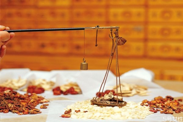 中藥飯前吃還是飯后吃 中藥熬多長時(shí)間最好