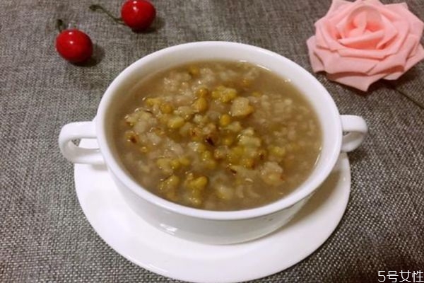 綠豆的功效與作用 綠豆粥的營(yíng)養(yǎng)價(jià)值