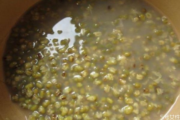 綠豆的功效與作用 綠豆粥的營(yíng)養(yǎng)價(jià)值