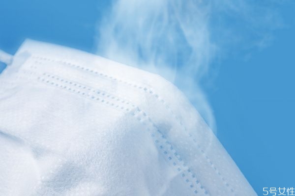口罩可以刷醫(yī)?？ㄙ徺I嗎 藥店買口罩能刷醫(yī)?？▎?/h1>

時(shí)間：2021-01-11 10:57:01 編輯：本站整理 0
分享至：



 c_4(); 
醫(yī)保卡是可以在藥店、門診或者醫(yī)院刷藥物，報(bào)銷費(fèi)用的，口罩是現(xiàn)在人們常有的一個(gè)消耗品，很多人都會(huì)選擇去用醫(yī)?？ㄋ⒖谡郑@樣也比較實(shí)惠。口罩可以刷醫(yī)保卡購買嗎口罩一般的藥店都是可以刷的，很多中小型藥店管控不嚴(yán)，可以隨意刷醫(yī)?？āＴ谒幍晁⑨t(yī)?？ú恍枰獛魏巫C件，對(duì)所購買的藥物品種也沒有任何限制，個(gè)別地方會(huì)限定購買醫(yī)保的藥品，所以還要看個(gè)所在地。藥店買口罩能刷醫(yī)保卡嗎隨著國(guó)內(nèi)多地暴發(fā)零星病例，冬季新冠肺炎疫情防控壓力逐漸提升，加入此舉措的地區(qū)大幅增多。小編了解到，此前武漢、黑龍江、大連、錦州、撫順、廣州、蘭州、金昌等多地防疫物資都可以用醫(yī)?？ㄙ徺I。除了口罩，一些地區(qū)還將防控新冠肺炎的手套、棉簽、消毒液、體溫表等，納入基本醫(yī)療保險(xiǎn)個(gè)人賬戶支付范圍。口罩能刷什么東西非醫(yī)保藥品不能用醫(yī)保卡刷卡購買，譬如一些營(yíng)養(yǎng)藥和保健藥等。bai藥店內(nèi)的非藥品不能刷卡購買，像生活用品就不能用醫(yī)保卡購買。而對(duì)藥品來說，也分為醫(yī)保藥品和非醫(yī)保藥品，醫(yī)保藥品有國(guó)家統(tǒng)一規(guī)定的醫(yī)保藥品目錄，省級(jí)部門可在國(guó)家醫(yī)保藥品目錄上增加部分藥品，但不能減少國(guó)家的目錄部分。盡管國(guó)家的醫(yī)保藥品目錄目前有所擴(kuò)大，但仍有目錄以外的不能刷醫(yī)保卡。《社會(huì)保險(xiǎn)法》中也對(duì)使用的要求有明確要具體條文如下：第二十八條　符合基本醫(yī)療保險(xiǎn)藥品目錄、診療項(xiàng)目、醫(yī)療服務(wù)設(shè)施標(biāo)準(zhǔn)以及急診、搶救的醫(yī)療費(fèi)用，按照國(guó)家規(guī)定從基本醫(yī)療保險(xiǎn)基金中支付。口罩上標(biāo)無菌和滅菌是一個(gè)意思嗎滅菌口罩分為一次性無菌口罩和醫(yī)用無菌口罩，一次性無菌口罩只能起到普通的防護(hù)效果，醫(yī)用無菌口罩在臨床上，醫(yī)生、護(hù)士等廣泛使用，所以無菌口罩不一定是醫(yī)用口罩。無菌口罩經(jīng)過了滅菌處理，有較好的貼合性，能一定程度上預(yù)防呼吸道感染，建議經(jīng)常更換口罩。 

 b_4(); 


什么叫滅菌級(jí)口罩 口罩滅菌級(jí)和非滅菌級(jí)區(qū)別
下一篇:很抱歉沒有了

網(wǎng)站首頁
返回欄目

標(biāo)簽：口罩健康

相關(guān)文章

1什么叫滅菌級(jí)口罩 口罩滅菌級(jí)和非滅菌級(jí)區(qū)別浏览:3468 2什么是非滅菌口罩 非滅菌口罩能直接戴嗎浏览:1万+ 1戴口罩能預(yù)防感染嗎 醫(yī)用口罩使用期限 2去哪些地方需要特別佩戴口罩 口罩怎么區(qū)分 3口罩需不需要買滅菌級(jí)的 醫(yī)用非滅菌口罩可以用嗎 4疫情期間戴哪種口罩 國(guó)內(nèi)比較好的口罩品牌 5防疫情口罩哪種好 防疫情買什么一次性口罩 6口罩哪個(gè)牌子質(zhì)量好 口罩哪種防護(hù)效果好 


熱門文章
胃在左邊還是右邊？胃在哪個(gè)位置圖

水煮蝦煮多長(zhǎng)時(shí)間？水煮蝦煮幾分鐘？蝦，是海鮮中最常食用的一種海鮮。一般情況下，營(yíng)養(yǎng)專家都會(huì)建議水煮……
女生說sp是什么意思？女人發(fā)消息sp暗示什么？
n95口罩多久換一次 n95口罩可持續(xù)使用多少個(gè)小時(shí)
醫(yī)用外科口罩哪里能買到 醫(yī)用外科口罩藥店有賣嗎
airpods怎么調(diào)節(jié)音量 這個(gè)方法很簡(jiǎn)單

疫情期間戴哪種口罩 國(guó)內(nèi)比較好的口罩品牌
防疫情口罩哪種好 防疫情買什么一次性口罩

螺旋果凍怎么用 螺旋果凍是干什么的果凍是一種可以吃的小零食 ，這是很多人最愛的食品之一。然而如今……
醫(yī)用外科口罩和普通口罩有什么區(qū)別 醫(yī)用口罩分為幾種
iqos煙彈價(jià)格 買iqos前必須知道這些
醫(yī)用口罩滅菌和非滅菌的區(qū)別 非滅菌是什么意思
手上長(zhǎng)了個(gè)硬疙瘩怎么回事 手上長(zhǎng)了個(gè)硬疙瘩像繭

2021有必要備口罩嗎 2021年口罩還會(huì)漲價(jià)嗎

5H跟帖 
















網(wǎng)友評(píng)論僅供其表達(dá)個(gè)人看法，并不表明5h立場(chǎng)。





		var mydate = new Date();
		var year = mydate.getFullYear();
		var month = mydate.getMonth();
		var day = mydate.getDate()
		var nowdate = year+"-"+month+"-"+day
		
		$("#imageField").click(function(){
			var commentcont = $(".comment-text").val();
			if($(".comment-text").val()==""){
				alert("您沒什么話要說嗎？");
			}else{
				var data = {
					nomember:1,
					saytext:commentcont,
					id : $("#id").attr("value"),
					ecmsfrom : $("#ecmsfrom").attr("value"),
					classid : $("#classid").attr("value"),
					enews : $("#enews").attr("value"),
					repid : $("#repid").attr("value")
				};				
				$.ajax({
					type: "POST",
					url: "/e/pl/doaction.php",
					data: data,
					dataType:'text',
					success: function(msg){
						$(".comment-text").val("");
						$(".comment-body").prepend('<li><div   id="thbxfvn"   class="combd-title"><span id="vzvn5zp"    class="title">本站網(wǎng)友:匿名</span><span id="prnlr5l"    class="time">'+nowdate+'</span></div><p class="combd-bd">'+commentcont+'</p></li>')
					}
				});
			}	
		})	
	
 

