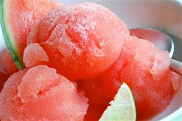 冰西瓜有細(xì)菌嗎 西瓜冰鎮(zhèn)幾個(gè)小時(shí)為宜