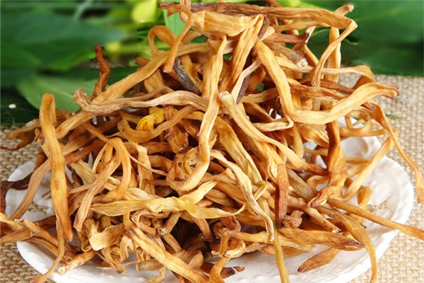 黃花菜曬干之后為什么會(huì)變黑 黃花菜曬干是什么顏色
