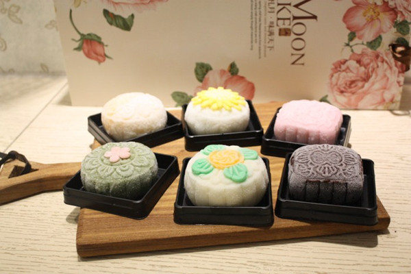 冰皮月餅會化嗎 冰皮月餅?zāi)芊哦嗑?>
<p class=