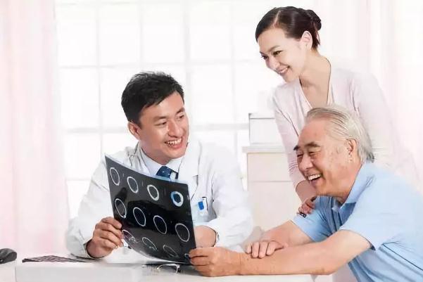 體檢的目的和意義 體檢可以用醫(yī)?？▎?></p><h3>體檢抽血檢查哪些項目</h3><p>體檢血液檢查通常包括以下內容：1、肝功檢查，其中具體的項目包括丙氨酸氨基轉移酶、谷草轉氨酶、總蛋白、白蛋白、總膽紅素、直接膽紅素、間接膽紅素等。2、檢查腎功能，腎功能包括尿素氮、肌酐、尿酸、β2微球蛋白等。3、檢查血糖，包括空腹血糖、果糖胺、糖化血紅蛋白。4、檢查血脂，包括膽固醇、甘油三酯、低密度脂蛋白、高密度脂蛋白、載脂蛋白A、載脂蛋白B。其它的檢查項目包括電解質、鉀、鈉、氯，還有心肌酶譜的檢查等等。體檢抽血的檢查項目各單位的要求不同，檢查項目也會有所不同。有的單位有特殊要求，可能會檢驗乙肝五項或肝炎系列。具體的檢查項目包括什么要看單位發(fā)的體檢單。</p><p style=