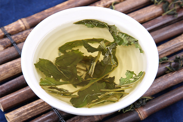 蒲公英茶能降火嗎 蒲公英茶能降血壓?jiǎn)?/h1>

時(shí)間：2021-11-11 08:48:41 編輯：5號(hào)網(wǎng)-qiwen 0
分享至：



 c_4(); 
蒲公英茶可以促進(jìn)新陳代謝，對(duì)于減肥有著一定的效用，那么蒲公英茶能否降火呢？蒲公英茶是否可以降血壓呢？蒲公英茶能降火嗎可以降火。蒲公英是一種中草藥，全草可以入藥，泡水和代茶飲是其主要的服用方法，適量的飲用蒲公英茶，能夠起到清熱解毒、利咽消腫等功效，對(duì)于胃火、肝火等都有調(diào)理作用，能夠有效的緩解上火導(dǎo)致的咽喉腫痛、口舌生瘡、口干舌燥、眼干、眼屎多、視物模糊等癥狀。適量的喝蒲公英茶，對(duì)于乳腺炎還能起到調(diào)理作用，能夠緩解乳房脹痛的癥狀，同時(shí)對(duì)于濕疹、皮炎還能起到治療作用。蒲公英茶能降血壓?jiǎn)?/h3>沒(méi)有降壓的作用，但高血壓人群可以喝蒲公英水清熱解毒，多喝水還有活血化瘀，促進(jìn)血液循環(huán)的作用，對(duì)于高血壓患者沒(méi)有壞處。高血壓人群必須提高對(duì)于高血壓的認(rèn)識(shí)，必須應(yīng)用有效的降壓藥物，將血壓調(diào)整在正常范圍之內(nèi)，不要擅自停止應(yīng)用藥物。如果出現(xiàn)血壓的波動(dòng)，也需要在醫(yī)生的指導(dǎo)下進(jìn)行調(diào)整，以防引起血壓的波動(dòng)，給機(jī)體帶來(lái)危害。蒲公英茶可以利尿嗎蒲公英茶有利尿作用。 蒲公英茶是由蒲公英干燥的根和葉子制成，含有的礦物質(zhì)和維生素等物質(zhì)能促進(jìn)肝臟排毒及腎臟排泄，也被稱為天然的利尿劑，同時(shí)蒲公英中含有的胡蘿卜素和礦物元素還能促進(jìn)消化，對(duì)改善便秘也有幫助，所以蒲公英茶不僅可以利尿排毒還能潤(rùn)腸通便，很適合排尿困難及便秘的人飲用。蒲公英茶有黑渣渣正常嗎正常。 一般來(lái)說(shuō)，蒲公英茶有黑渣渣是正常的，因?yàn)槠压⒃诮?jīng)過(guò)脫水制干等工序后，本身顏色就會(huì)處于比較深的狀態(tài)，在經(jīng)過(guò)泡水后，就會(huì)導(dǎo)致顏色進(jìn)一步加深，看起來(lái)就會(huì)像是黑色一樣。 但蒲公英茶的黑渣渣如果帶有異味的話，那么就說(shuō)明是不正常的，因?yàn)槠压⒉枰话阒挥性谧冑|(zhì)了的情況下，才會(huì)出現(xiàn)異常味道。 

 b_4(); 


蒲公英茶可以減肥嗎 蒲公英茶可以祛痘嗎
下一篇:很抱歉沒(méi)有了

網(wǎng)站首頁(yè)
返回欄目


相關(guān)文章

1蒲公英茶可以減肥嗎 蒲公英茶可以祛痘嗎浏览:3468 2蒲公英茶泡多久就不能喝了 蒲公英茶可以隔夜喝嗎浏览:1万+ 1蒲公英茶能天天喝嗎 蒲公英茶一天喝多少合適 2蒲公英茶適合什么季節(jié)喝 蒲公英茶什么時(shí)間喝好 3蒲公英茶是涼性還是熱性 蒲公英茶是綠茶嗎 4喝蒲公英茶的好處和壞處 喝蒲公英茶有什么好處 5蒲公英治哪些婦科炎癥 蒲公英茶對(duì)女性的作用 6蒲公英茶孕婦可以喝嗎？別多喝 


熱門(mén)文章


電子煙和真煙哪個(gè)危害大？電子煙和香煙哪個(gè)危害大？swisse葡萄籽一天吃幾粒?swisse葡萄籽什么時(shí)候吃效果最好? 

椰青怎么打開(kāi)圖解 椰青怎么打開(kāi)吃椰肉水床為什么是情趣床 水床為什么會(huì)增加情趣板腱牛排是哪個(gè)部位 超嫩的牛肩胛烤盤(pán)怎么清洗 焦黑油漬也不怕善存片適合什么人吃？善存片的作用和功效泰國(guó)八仙筒顏色區(qū)別 泰國(guó)八仙筒不同顏色功效17歲處女自曝做雞的經(jīng)歷超級(jí)感動(dòng)！bio-e檸檬酵素怎么喝?適合什么樣的人喝swisse產(chǎn)品真假怎么辨別_swisse產(chǎn)品真?zhèn)卧趺床樵?/p>蒼耳子可以泡腳嗎 泡腳的功效能量石對(duì)身體有害嗎？能量石對(duì)身體有什么好處？不銹鋼鍋第一次用怎么處理 必學(xué)的開(kāi)鍋養(yǎng)鍋技巧 


5H跟帖 
















網(wǎng)友評(píng)論僅供其表達(dá)個(gè)人看法，并不表明5h立場(chǎng)。





		var mydate = new Date();
		var year = mydate.getFullYear();
		var month = mydate.getMonth();
		var day = mydate.getDate()
		var nowdate = year+"-"+month+"-"+day
		
		$("#imageField").click(function(){
			var commentcont = $(".comment-text").val();
			if($(".comment-text").val()==""){
				alert("您沒(méi)什么話要說(shuō)嗎？");
			}else{
				var data = {
					nomember:1,
					saytext:commentcont,
					id : $("#id").attr("value"),
					ecmsfrom : $("#ecmsfrom").attr("value"),
					classid : $("#classid").attr("value"),
					enews : $("#enews").attr("value"),
					repid : $("#repid").attr("value")
				};				
				$.ajax({
					type: "POST",
					url: "/e/pl/doaction.php",
					data: data,
					dataType:'text',
					success: function(msg){
						$(".comment-text").val("");
						$(".comment-body").prepend('<li><div   id="hbvflrj"   class="combd-title"><span id="77xhr7n"    class="title">本站網(wǎng)友:匿名</span><span id="dtbxtjj"    class="time">'+nowdate+'</span></div><p class="combd-bd">'+commentcont+'</p></li>')
					}
				});
			}	
		})	
	
 
