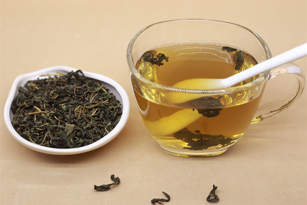 蒲公英茶能降火嗎 蒲公英茶能降血壓?jiǎn)?/h1>

時(shí)間：2021-11-11 08:48:41 編輯：5號(hào)網(wǎng)-qiwen 0
分享至：



 c_4(); 
蒲公英茶可以促進(jìn)新陳代謝，對(duì)于減肥有著一定的效用，那么蒲公英茶能否降火呢？蒲公英茶是否可以降血壓呢？蒲公英茶能降火嗎可以降火。蒲公英是一種中草藥，全草可以入藥，泡水和代茶飲是其主要的服用方法，適量的飲用蒲公英茶，能夠起到清熱解毒、利咽消腫等功效，對(duì)于胃火、肝火等都有調(diào)理作用，能夠有效的緩解上火導(dǎo)致的咽喉腫痛、口舌生瘡、口干舌燥、眼干、眼屎多、視物模糊等癥狀。適量的喝蒲公英茶，對(duì)于乳腺炎還能起到調(diào)理作用，能夠緩解乳房脹痛的癥狀，同時(shí)對(duì)于濕疹、皮炎還能起到治療作用。蒲公英茶能降血壓?jiǎn)?/h3>沒(méi)有降壓的作用，但高血壓人群可以喝蒲公英水清熱解毒，多喝水還有活血化瘀，促進(jìn)血液循環(huán)的作用，對(duì)于高血壓患者沒(méi)有壞處。高血壓人群必須提高對(duì)于高血壓的認(rèn)識(shí)，必須應(yīng)用有效的降壓藥物，將血壓調(diào)整在正常范圍之內(nèi)，不要擅自停止應(yīng)用藥物。如果出現(xiàn)血壓的波動(dòng)，也需要在醫(yī)生的指導(dǎo)下進(jìn)行調(diào)整，以防引起血壓的波動(dòng)，給機(jī)體帶來(lái)危害。蒲公英茶可以利尿嗎蒲公英茶有利尿作用。 蒲公英茶是由蒲公英干燥的根和葉子制成，含有的礦物質(zhì)和維生素等物質(zhì)能促進(jìn)肝臟排毒及腎臟排泄，也被稱為天然的利尿劑，同時(shí)蒲公英中含有的胡蘿卜素和礦物元素還能促進(jìn)消化，對(duì)改善便秘也有幫助，所以蒲公英茶不僅可以利尿排毒還能潤(rùn)腸通便，很適合排尿困難及便秘的人飲用。蒲公英茶有黑渣渣正常嗎正常。 一般來(lái)說(shuō)，蒲公英茶有黑渣渣是正常的，因?yàn)槠压⒃诮?jīng)過(guò)脫水制干等工序后，本身顏色就會(huì)處于比較深的狀態(tài)，在經(jīng)過(guò)泡水后，就會(huì)導(dǎo)致顏色進(jìn)一步加深，看起來(lái)就會(huì)像是黑色一樣。 但蒲公英茶的黑渣渣如果帶有異味的話，那么就說(shuō)明是不正常的，因?yàn)槠压⒉枰话阒挥性谧冑|(zhì)了的情況下，才會(huì)出現(xiàn)異常味道。 

 b_4(); 


蒲公英茶可以減肥嗎 蒲公英茶可以祛痘嗎
下一篇:很抱歉沒(méi)有了

網(wǎng)站首頁(yè)
返回欄目


相關(guān)文章

1蒲公英茶可以減肥嗎 蒲公英茶可以祛痘嗎浏览:3468 2蒲公英茶泡多久就不能喝了 蒲公英茶可以隔夜喝嗎浏览:1万+ 1蒲公英茶能天天喝嗎 蒲公英茶一天喝多少合適 2蒲公英茶適合什么季節(jié)喝 蒲公英茶什么時(shí)間喝好 3蒲公英茶是涼性還是熱性 蒲公英茶是綠茶嗎 4喝蒲公英茶的好處和壞處 喝蒲公英茶有什么好處 5蒲公英治哪些婦科炎癥 蒲公英茶對(duì)女性的作用 6蒲公英茶孕婦可以喝嗎？別多喝 


熱門(mén)文章


電子煙和真煙哪個(gè)危害大？電子煙和香煙哪個(gè)危害大？swisse葡萄籽一天吃幾粒?swisse葡萄籽什么時(shí)候吃效果最好? 

椰青怎么打開(kāi)圖解 椰青怎么打開(kāi)吃椰肉水床為什么是情趣床 水床為什么會(huì)增加情趣板腱牛排是哪個(gè)部位 超嫩的牛肩胛烤盤(pán)怎么清洗 焦黑油漬也不怕善存片適合什么人吃？善存片的作用和功效泰國(guó)八仙筒顏色區(qū)別 泰國(guó)八仙筒不同顏色功效17歲處女自曝做雞的經(jīng)歷超級(jí)感動(dòng)！bio-e檸檬酵素怎么喝?適合什么樣的人喝swisse產(chǎn)品真假怎么辨別_swisse產(chǎn)品真?zhèn)卧趺床樵?/p>蒼耳子可以泡腳嗎 泡腳的功效能量石對(duì)身體有害嗎？能量石對(duì)身體有什么好處？不銹鋼鍋第一次用怎么處理 必學(xué)的開(kāi)鍋養(yǎng)鍋技巧 


5H跟帖 
















網(wǎng)友評(píng)論僅供其表達(dá)個(gè)人看法，并不表明5h立場(chǎng)。





		var mydate = new Date();
		var year = mydate.getFullYear();
		var month = mydate.getMonth();
		var day = mydate.getDate()
		var nowdate = year+"-"+month+"-"+day
		
		$("#imageField").click(function(){
			var commentcont = $(".comment-text").val();
			if($(".comment-text").val()==""){
				alert("您沒(méi)什么話要說(shuō)嗎？");
			}else{
				var data = {
					nomember:1,
					saytext:commentcont,
					id : $("#id").attr("value"),
					ecmsfrom : $("#ecmsfrom").attr("value"),
					classid : $("#classid").attr("value"),
					enews : $("#enews").attr("value"),
					repid : $("#repid").attr("value")
				};				
				$.ajax({
					type: "POST",
					url: "/e/pl/doaction.php",
					data: data,
					dataType:'text',
					success: function(msg){
						$(".comment-text").val("");
						$(".comment-body").prepend('<li><div   id="hbvflrj"   class="combd-title"><span id="77xhr7n"    class="title">本站網(wǎng)友:匿名</span><span id="dtbxtjj"    class="time">'+nowdate+'</span></div><p class="combd-bd">'+commentcont+'</p></li>')
					}
				});
			}	
		})	
	
 

