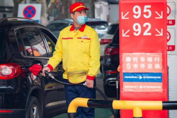 汽車(chē)加油加滿(mǎn)好還是不加滿(mǎn)好 汽車(chē)加油多少錢(qián)一升