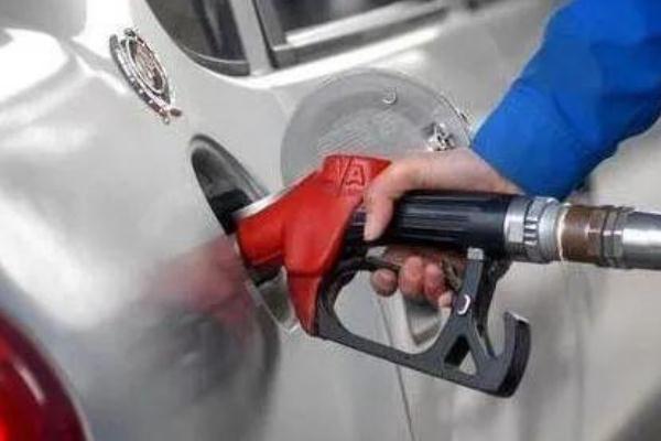 汽車(chē)加油加滿(mǎn)好還是不加滿(mǎn)好 汽車(chē)加油多少錢(qián)一升