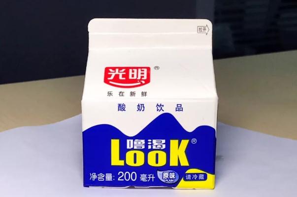光明酸奶的功效與作用 光明?？仕崮痰暮锰幱惺裁?></p><h3>光明酸奶孕婦可以喝嗎</h3><p>懷孕后是可以適當(dāng)喝酸奶的，酸奶在營養(yǎng)價值上不僅和鮮牛奶一樣，而且易于消化吸收，酸奶中的乳酸菌進(jìn)入腸道后可抑制腐敗菌的繁殖，減少腐敗菌在腸道中產(chǎn)生毒素而起到保健作用，同時還可使人體增加維生素b族。如果孕婦在妊娠初期反應(yīng)較大，而且反酸，說明胃酸多，這時不宜喝酸奶。酸奶是牛奶經(jīng)過乳酸菌發(fā)酵制成的，含有豐富的蛋白質(zhì)、多種維生素和微量元素，能夠潤腸通便。</p> </div>
<div align=