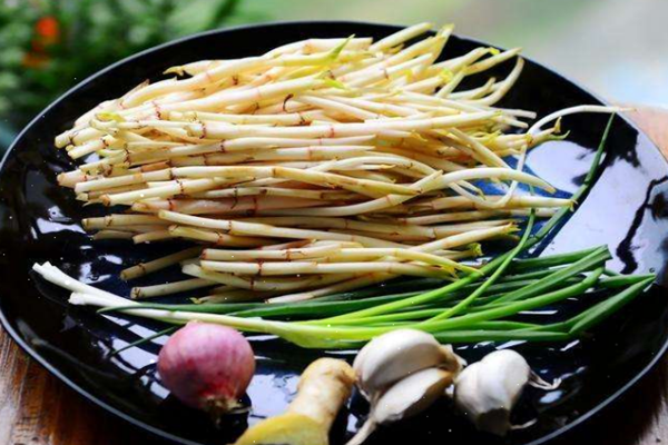 魚(yú)腥草是哪里的特產(chǎn) 魚(yú)腥草是不是折耳根