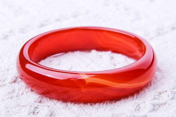 瑪瑙手鐲可以戴在右手嗎 瑪瑙手鐲怎么養(yǎng)才能透