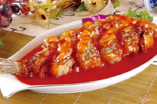 鯉魚(yú)多少錢一斤市場(chǎng)價(jià)2022 鯉魚(yú)和草魚(yú)哪個(gè)好吃