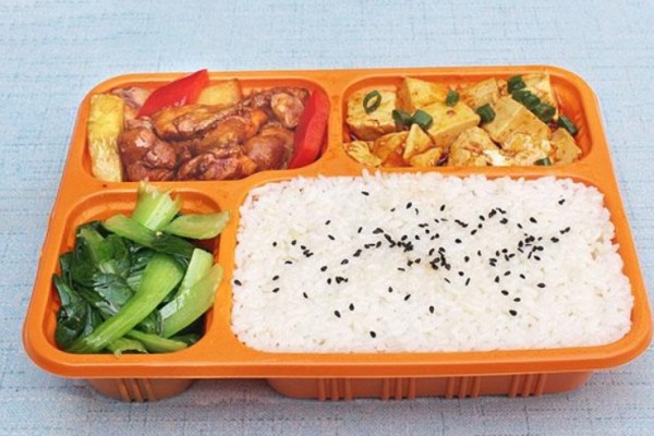 賣盒飯男子跪求別處罰官方回應(yīng) 盒飯是前一天做還是當天做