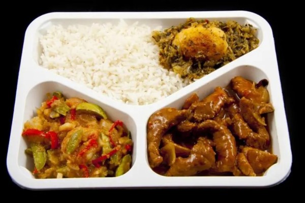 賣盒飯男子跪求別處罰官方回應(yīng) 盒飯是前一天做還是當天做