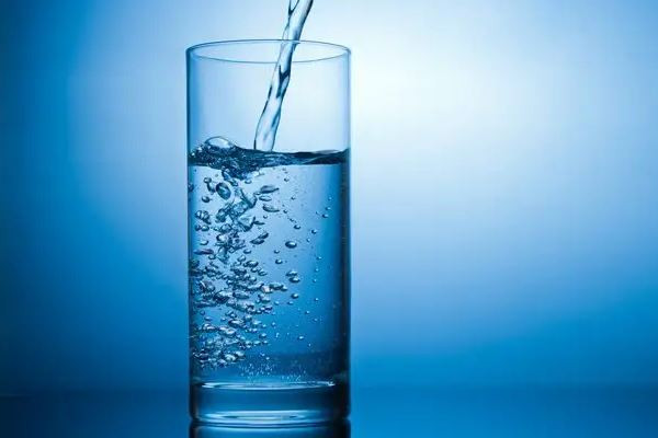 一新冠患者因過(guò)量飲水導(dǎo)致水中毒 感冒喝水有什么作用