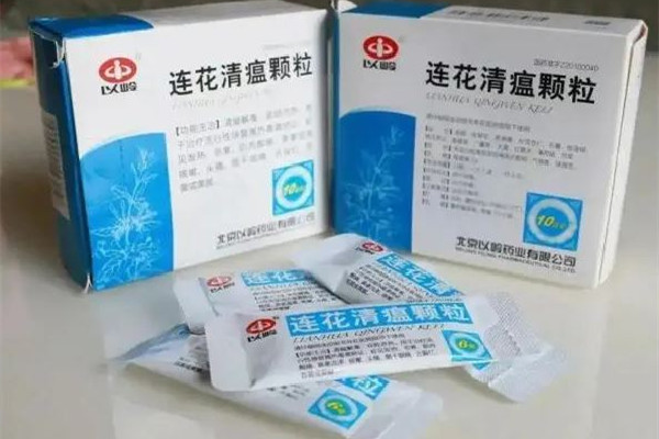 連花清瘟顆粒的功效和作用 連花清瘟顆?？梢酝藷龁?></p><h3>連花清瘟顆粒的成分</h3><p>它的主要成分有連翹，炙麻黃，金銀花，炒苦杏仁，板藍根，石膏，魚腥草，綿馬貫眾，廣藿香，大黃，紅景天，薄荷腦，甘草，淀粉等。一般會做成沖劑或者是膠囊，如果出現(xiàn)發(fā)熱，惡寒，肌肉酸痛，鼻塞流涕，咳嗽，頭痛等情況，都可以服用一些。</p><p><br/></p> </div>
<div align=