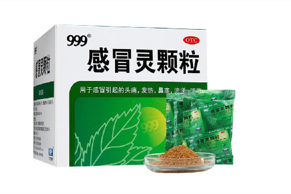 999感冒靈顆粒什么時(shí)候吃比較好 999感冒靈顆?？梢钥崭购葐?></p><h3>999感冒靈顆粒適合小孩吃嗎</h3><p>999感冒靈顆粒小兒劑型的小孩子可以吃，大人劑型小孩子不能夠服用。它是一種復(fù)合制劑，里面含有很多的西藥成分和中藥成分。對(duì)于感冒引起的頭痛、發(fā)熱、流涕、鼻塞、咽喉腫痛癥狀有不錯(cuò)的緩解的功效，主要有解熱鎮(zhèn)痛的功能。部分的小孩服用之后，會(huì)出現(xiàn)不良反應(yīng)，比如有蕁麻疹、藥物熱，甚至出現(xiàn)有乏力、口渴等癥狀。如果長(zhǎng)期服用，可能會(huì)影響到肝腎功能。一般小孩子應(yīng)該服用專用的小兒劑型的999感冒顆粒。</p><p style=