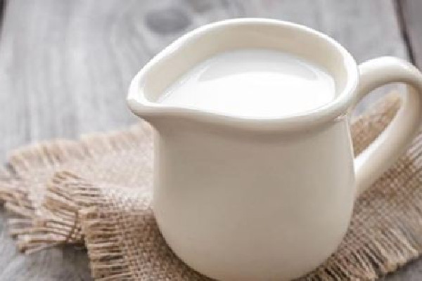 全脂牛奶結(jié)塊是正?，F(xiàn)象嗎 全脂牛奶結(jié)塊可以喝嗎