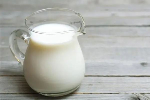 全脂牛奶結(jié)塊是正?，F(xiàn)象嗎 全脂牛奶結(jié)塊可以喝嗎