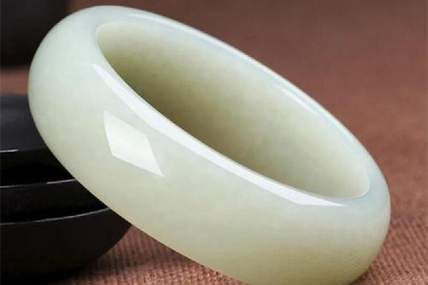 白玉手鐲會留劃痕嗎 白玉手鐲佩戴注意事項(xiàng)