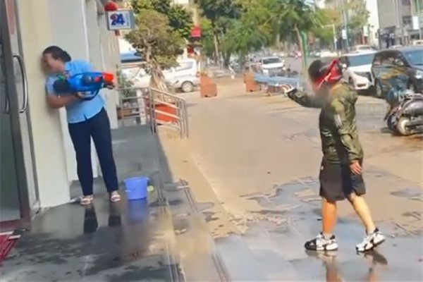 潑水節(jié)男子戴頭盔拿水槍進銀行火拼 潑水節(jié)是哪個地方的習俗