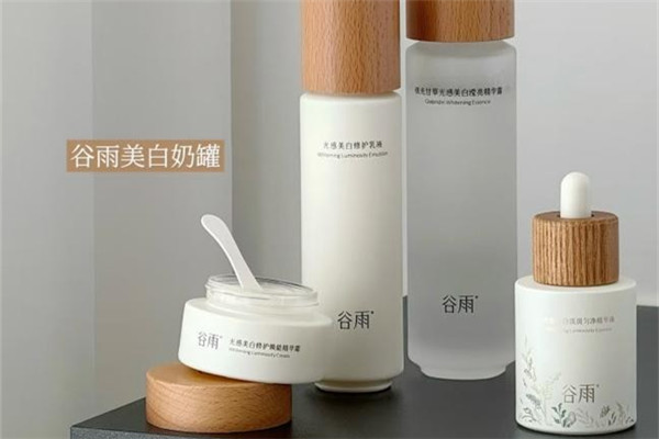 海邊的光與暗：一個美白修護(hù)護(hù)膚套組，讓曬黑的肌膚重獲透亮白凈